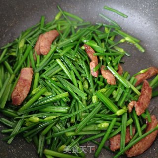 烤肠炒韭苔步骤11