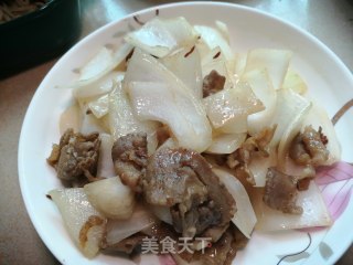 孜然牛肉炒圆葱步骤8