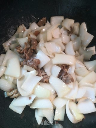 孜然牛肉炒圆葱步骤7