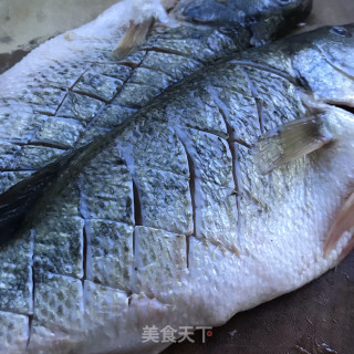 香辣烤鲈鱼步骤3