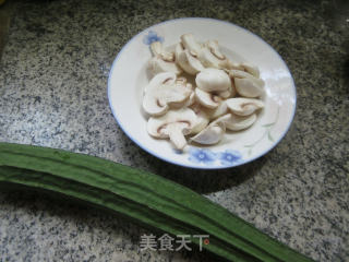 蘑菇炒棱角丝瓜步骤1
