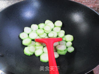 蘑菇炒棱角丝瓜步骤5