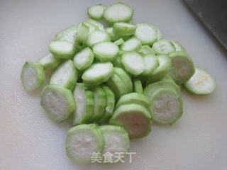 蘑菇炒棱角丝瓜步骤3