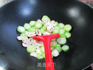 蘑菇炒棱角丝瓜步骤6