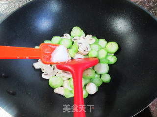 蘑菇炒棱角丝瓜步骤7