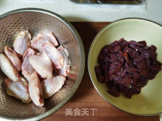 小鸡翅炖红蘑步骤1