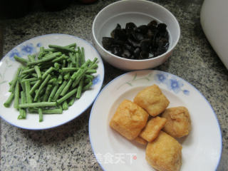 黑木耳油豆腐炒豇豆步骤1