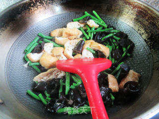黑木耳油豆腐炒豇豆步骤4