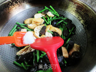 黑木耳油豆腐炒豇豆步骤5