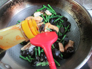 黑木耳油豆腐炒豇豆步骤6
