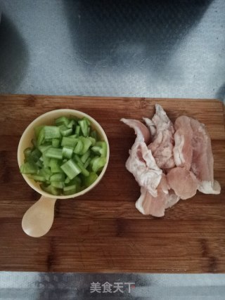 尖椒炒鸡丁步骤1