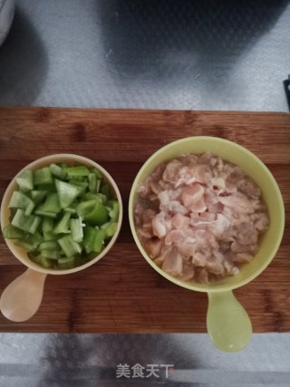 尖椒炒鸡丁步骤2