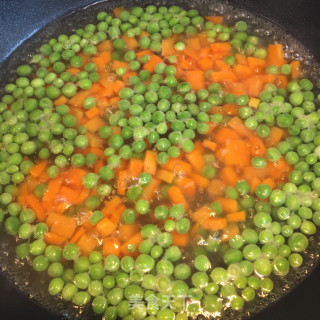 胡萝卜豌豆炒虾仁步骤4