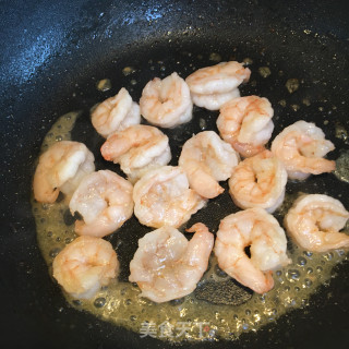 胡萝卜豌豆炒虾仁步骤6