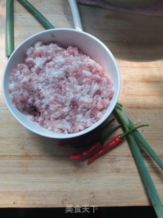 辣椒炒肉末步骤1