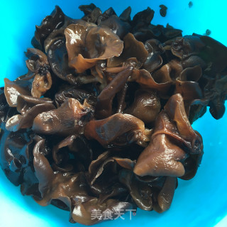 木耳肉末炒洋葱步骤1