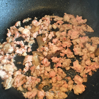 木耳肉末炒洋葱步骤4
