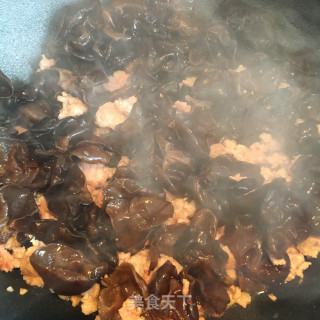 木耳肉末炒洋葱步骤5