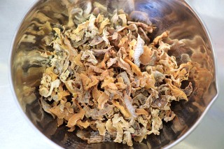 浓香入味的五花肉炖干笋尖步骤1
