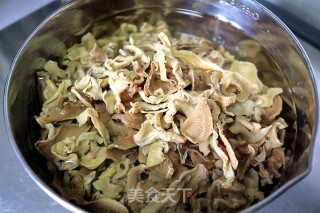 浓香入味的五花肉炖干笋尖步骤3
