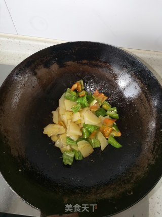 土豆辣椒炒肉步骤6