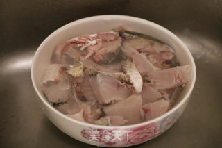 生啫鱼头煲步骤2