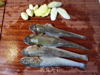 酱炖海鲶鱼步骤1