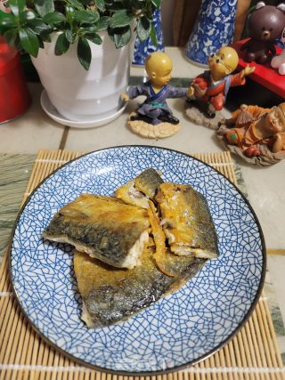 香煎鲭鱼片步骤6