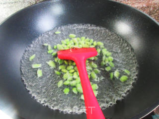 五花肉毛豆炒娃娃菜步骤5