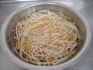 韭菜炒绿豆菜步骤1