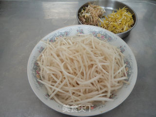 韭菜炒绿豆菜步骤2