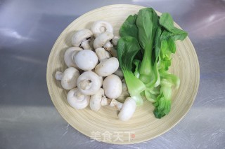 口蘑炒油菜步骤1