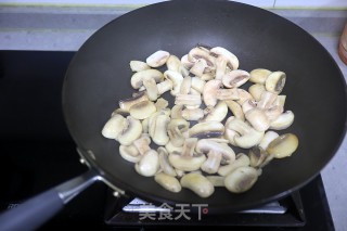 口蘑炒油菜步骤3