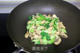 口蘑炒油菜步骤5
