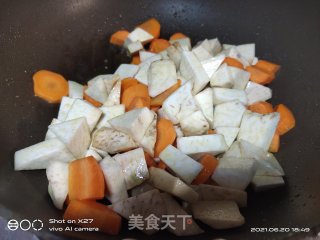 芋头咖喱鸡肉盖烧饭步骤3