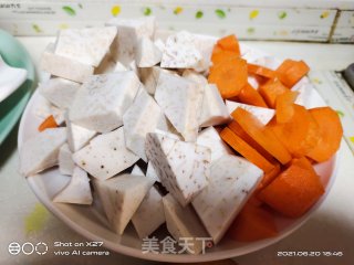芋头咖喱鸡肉盖烧饭步骤2