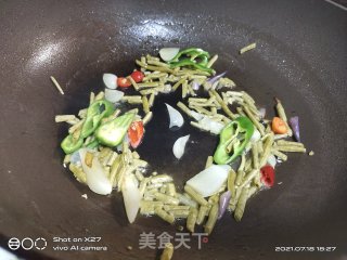 香肠炒酸豆角步骤2