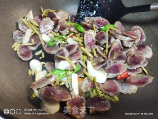 香肠炒酸豆角步骤3