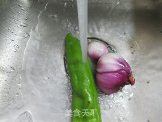 青椒素炒洋葱步骤2