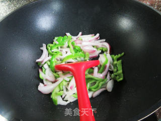 青椒素炒洋葱步骤4