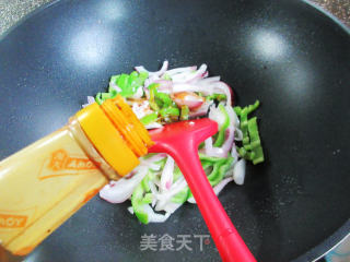 青椒素炒洋葱步骤6