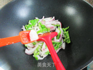 青椒素炒洋葱步骤5