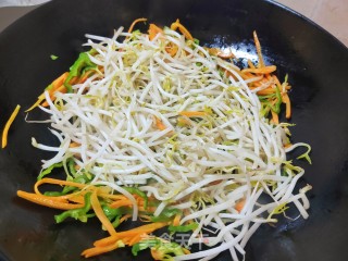 豆芽炒三丝步骤7