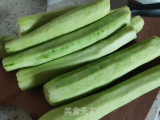 白玉菇炒丝瓜步骤1