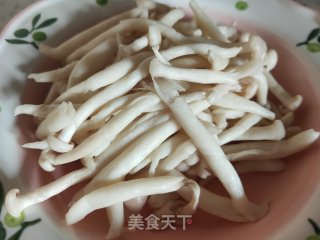 白玉菇炒丝瓜步骤2