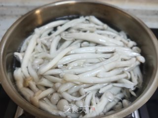 白玉菇炒丝瓜步骤3