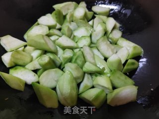 白玉菇炒丝瓜步骤7