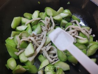 白玉菇炒丝瓜步骤10