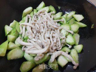 白玉菇炒丝瓜步骤9