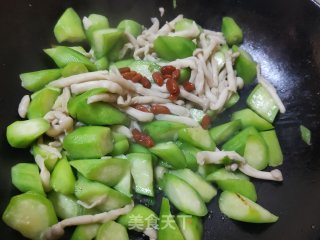 白玉菇炒丝瓜步骤11